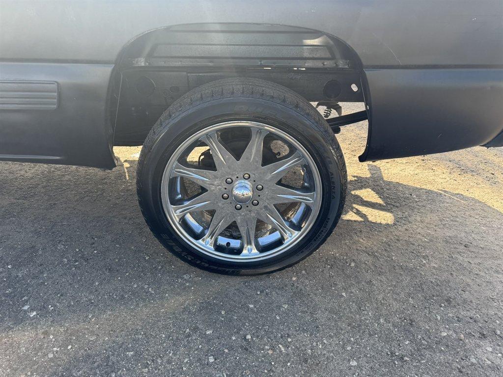 2001 Black /Grey Chevrolet Silverado 1500 (1GCEK19T21E) with an 5.3l V8 SFI 5.3l engine, Automatic transmission, located at 745 East Steele Rd., West Columbia, SC, 29170, (803) 755-9148, 33.927212, -81.148483 - Photo#22