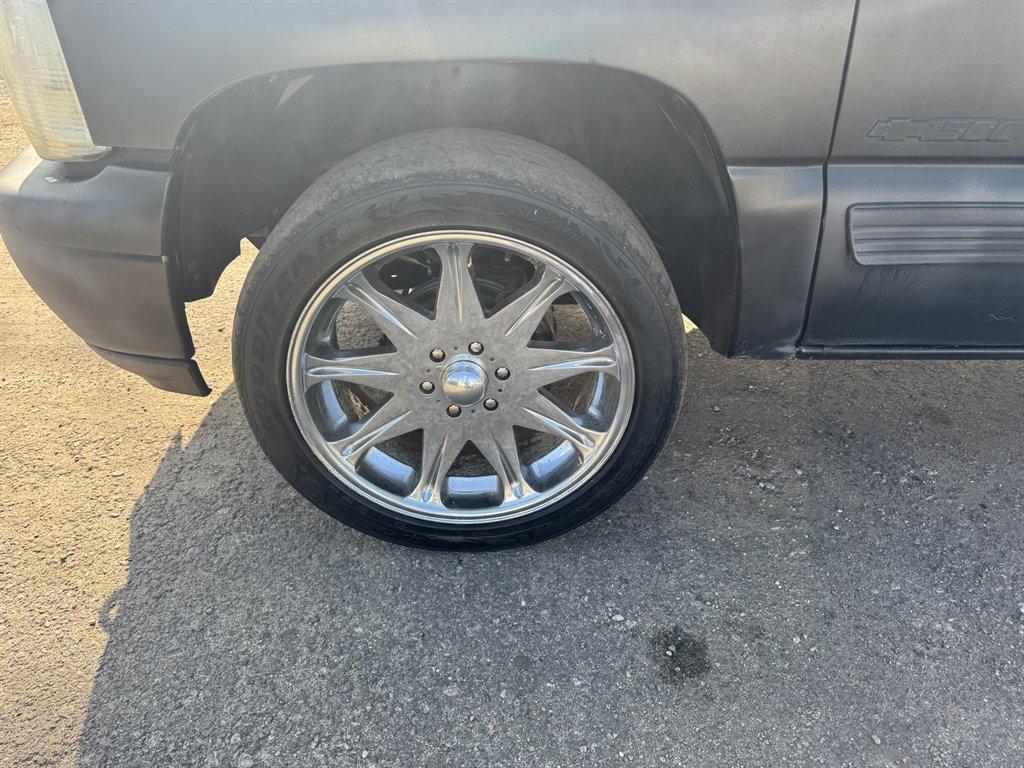 2001 Black /Grey Chevrolet Silverado 1500 (1GCEK19T21E) with an 5.3l V8 SFI 5.3l engine, Automatic transmission, located at 745 East Steele Rd., West Columbia, SC, 29170, (803) 755-9148, 33.927212, -81.148483 - Photo#23
