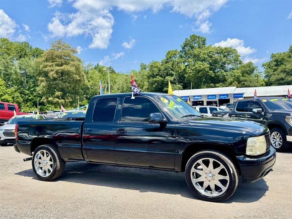 2001 Black /Grey Chevrolet Silverado 1500 (1GCEK19T21E) with an 5.3l V8 SFI 5.3l engine, Automatic transmission, located at 745 East Steele Rd., West Columbia, SC, 29170, (803) 755-9148, 33.927212, -81.148483- Photo#2