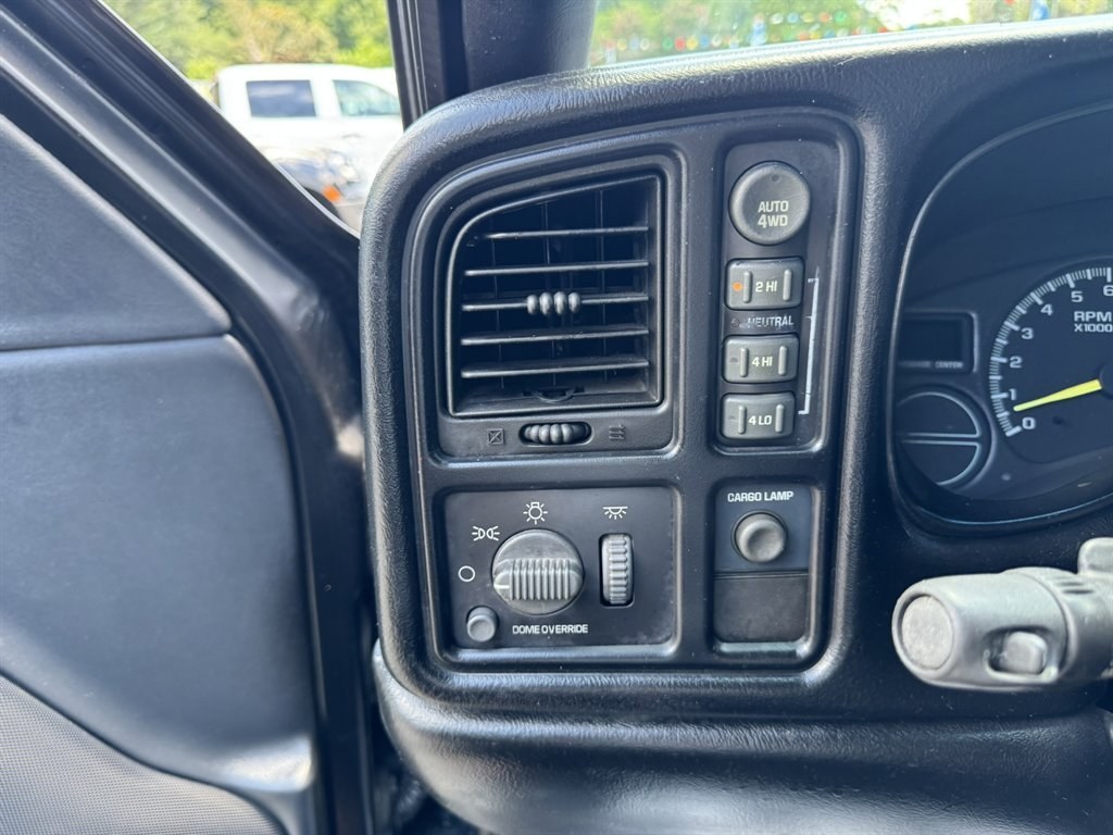 2001 Black /Grey Chevrolet Silverado 1500 (1GCEK19T21E) with an 5.3l V8 SFI 5.3l engine, Automatic transmission, located at 745 East Steele Rd., West Columbia, SC, 29170, (803) 755-9148, 33.927212, -81.148483- Photo#10