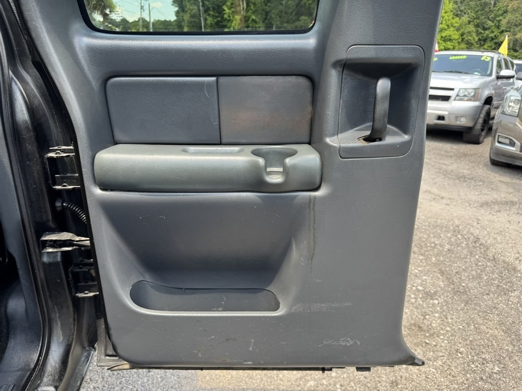 2001 Black /Grey Chevrolet Silverado 1500 (1GCEK19T21E) with an 5.3l V8 SFI 5.3l engine, Automatic transmission, located at 745 East Steele Rd., West Columbia, SC, 29170, (803) 755-9148, 33.927212, -81.148483- Photo#14