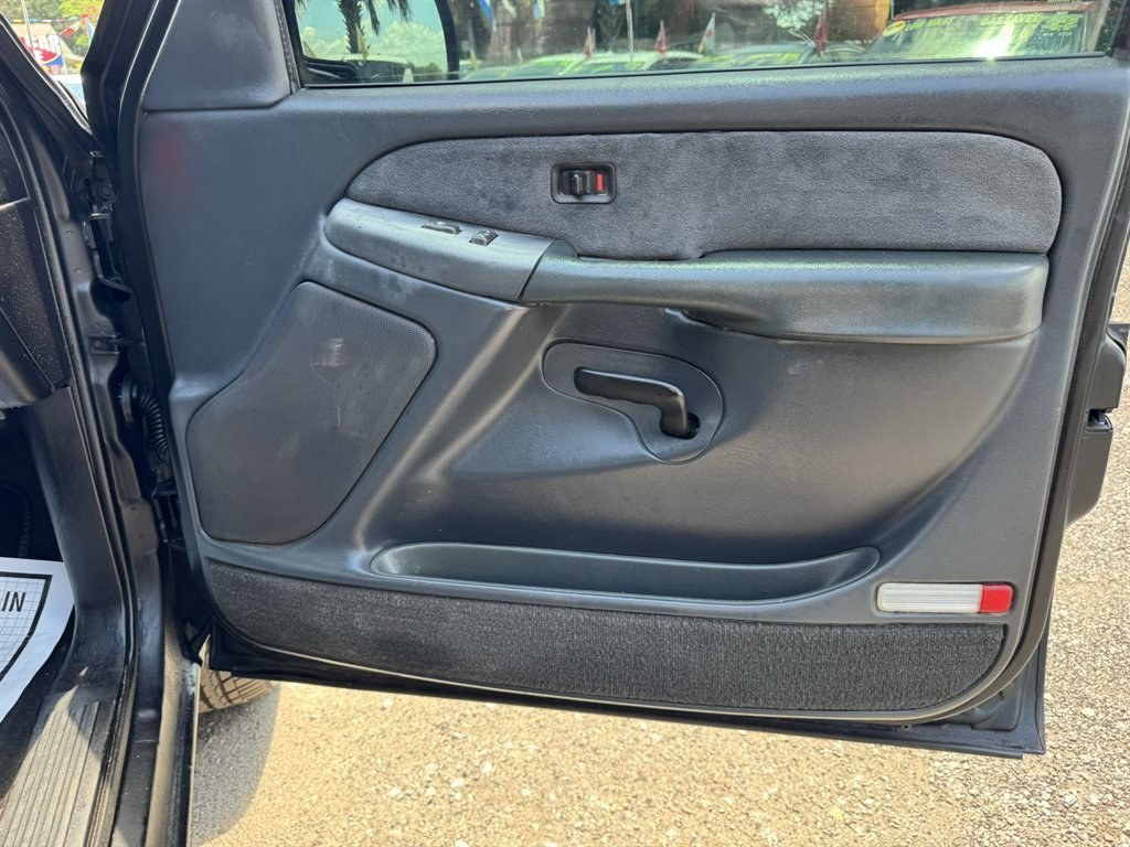 2001 Black /Grey Chevrolet Silverado 1500 (1GCEK19T21E) with an 5.3l V8 SFI 5.3l engine, Automatic transmission, located at 745 East Steele Rd., West Columbia, SC, 29170, (803) 755-9148, 33.927212, -81.148483- Photo#18