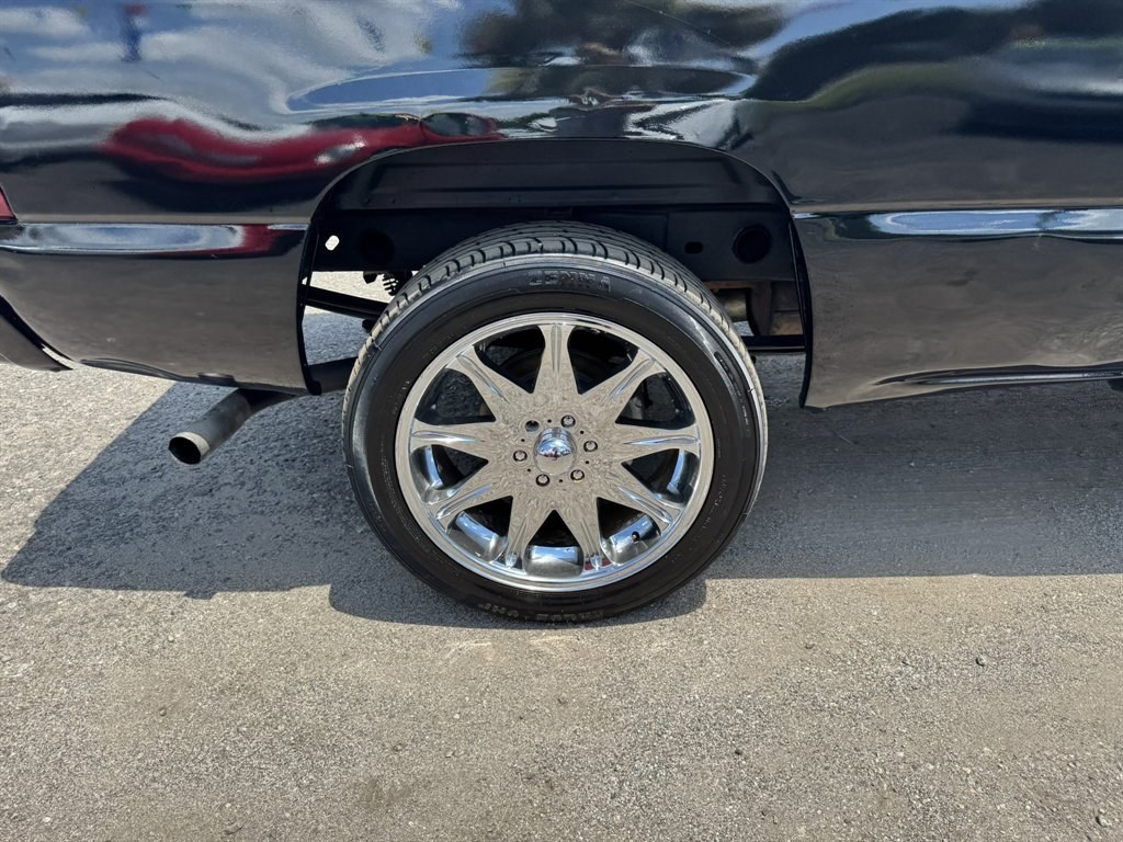 2001 Black /Grey Chevrolet Silverado 1500 (1GCEK19T21E) with an 5.3l V8 SFI 5.3l engine, Automatic transmission, located at 745 East Steele Rd., West Columbia, SC, 29170, (803) 755-9148, 33.927212, -81.148483- Photo#22