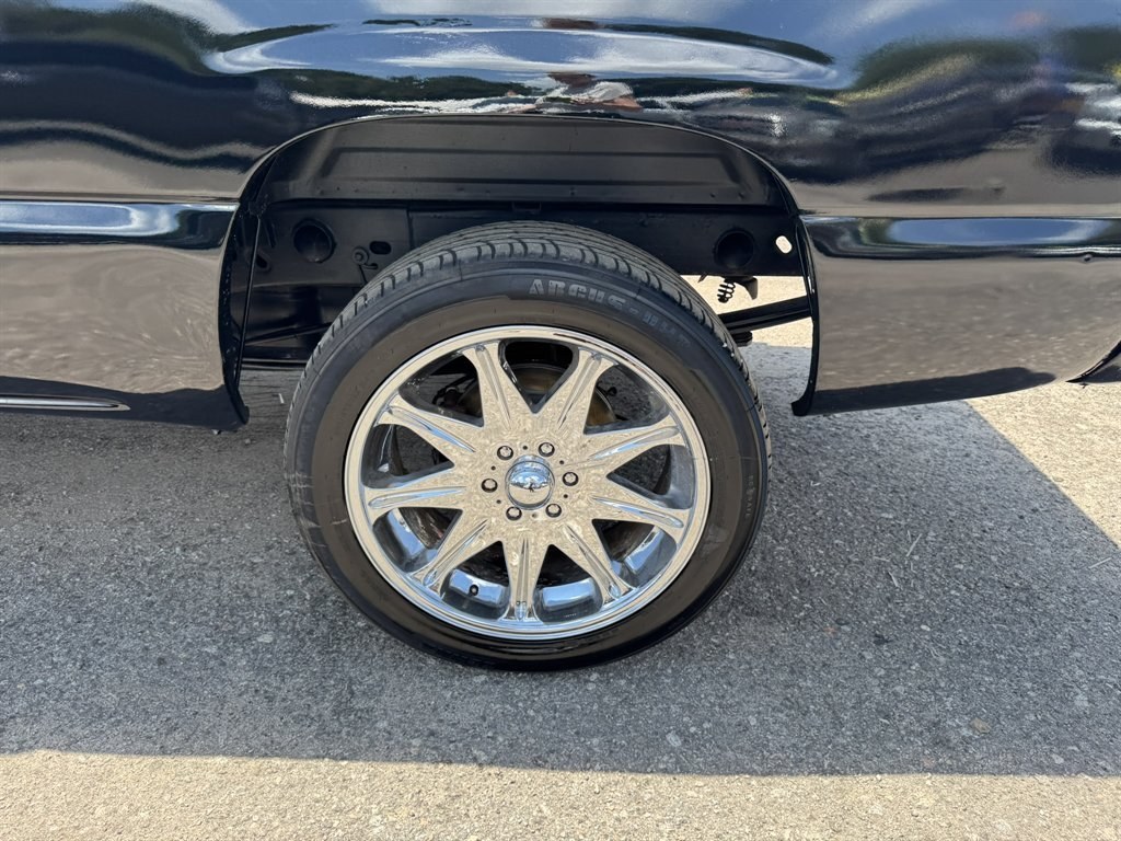2001 Black /Grey Chevrolet Silverado 1500 (1GCEK19T21E) with an 5.3l V8 SFI 5.3l engine, Automatic transmission, located at 745 East Steele Rd., West Columbia, SC, 29170, (803) 755-9148, 33.927212, -81.148483- Photo#23