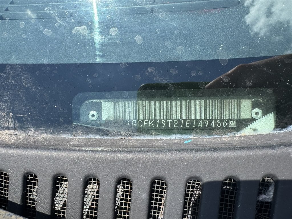 2001 Black /Grey Chevrolet Silverado 1500 (1GCEK19T21E) with an 5.3l V8 SFI 5.3l engine, Automatic transmission, located at 745 East Steele Rd., West Columbia, SC, 29170, (803) 755-9148, 33.927212, -81.148483- Photo#25