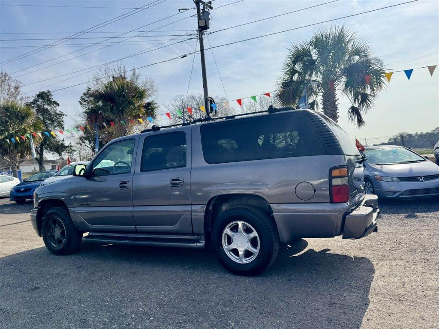 2005 Gold /Grey GMC Yukon XL (1GKFK66U05J) with an 6.0l V8 SFI OHV 6.0l engine, Automatic transmission, located at 745 East Steele Rd., West Columbia, SC, 29170, (803) 755-9148, 33.927212, -81.148483 - Photo#5