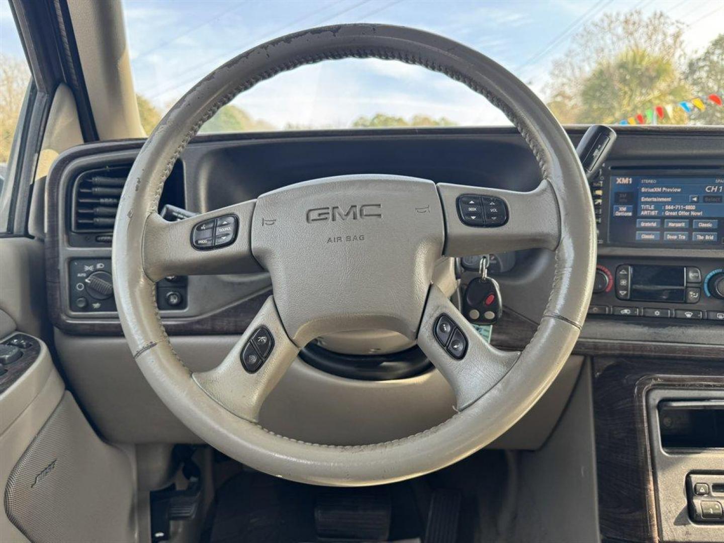 2005 Gold /Grey GMC Yukon XL (1GKFK66U05J) with an 6.0l V8 SFI OHV 6.0l engine, Automatic transmission, located at 745 East Steele Rd., West Columbia, SC, 29170, (803) 755-9148, 33.927212, -81.148483 - Photo#7