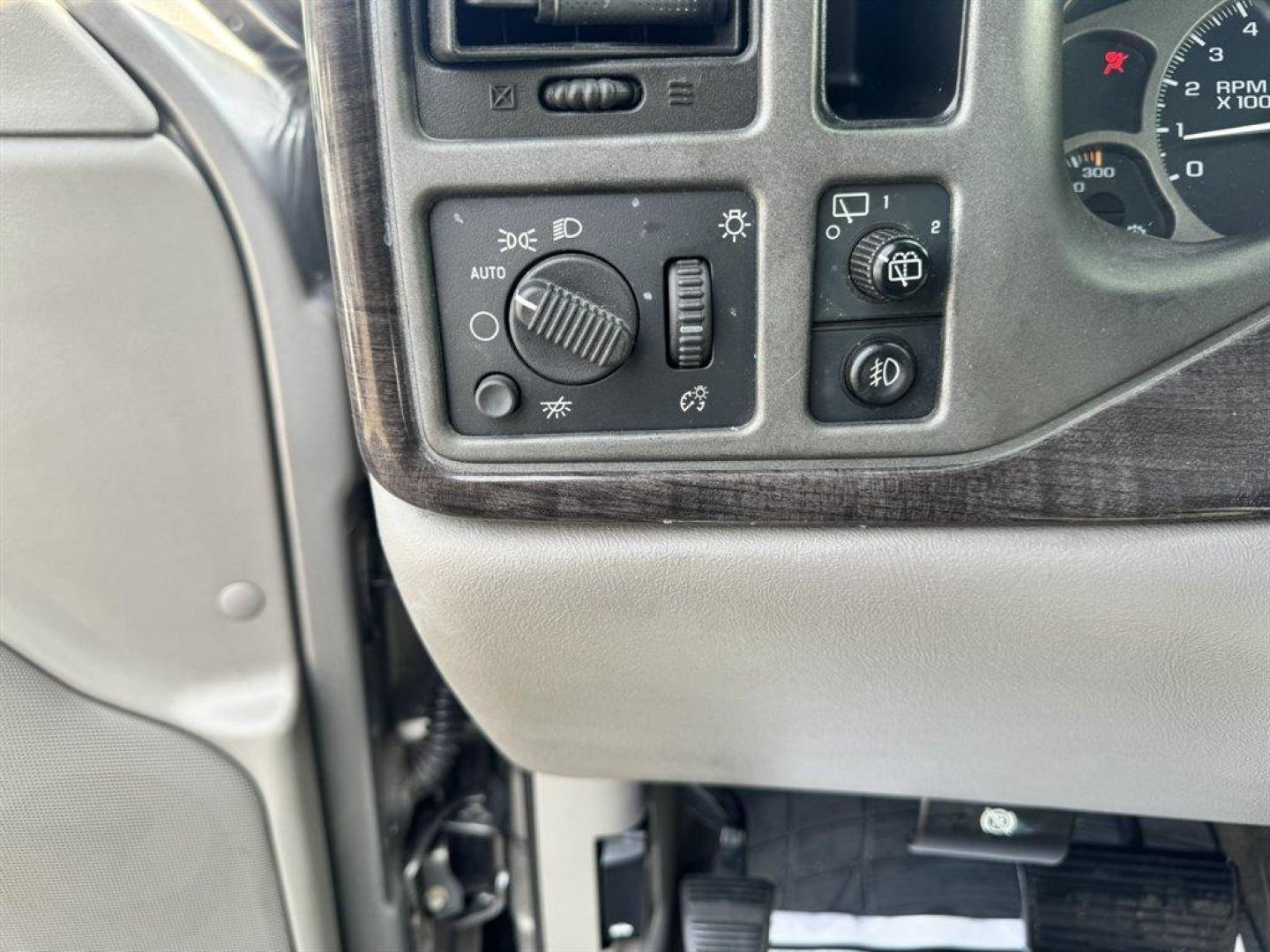 2005 Gold /Grey GMC Yukon XL (1GKFK66U05J) with an 6.0l V8 SFI OHV 6.0l engine, Automatic transmission, located at 745 East Steele Rd., West Columbia, SC, 29170, (803) 755-9148, 33.927212, -81.148483 - Photo#15