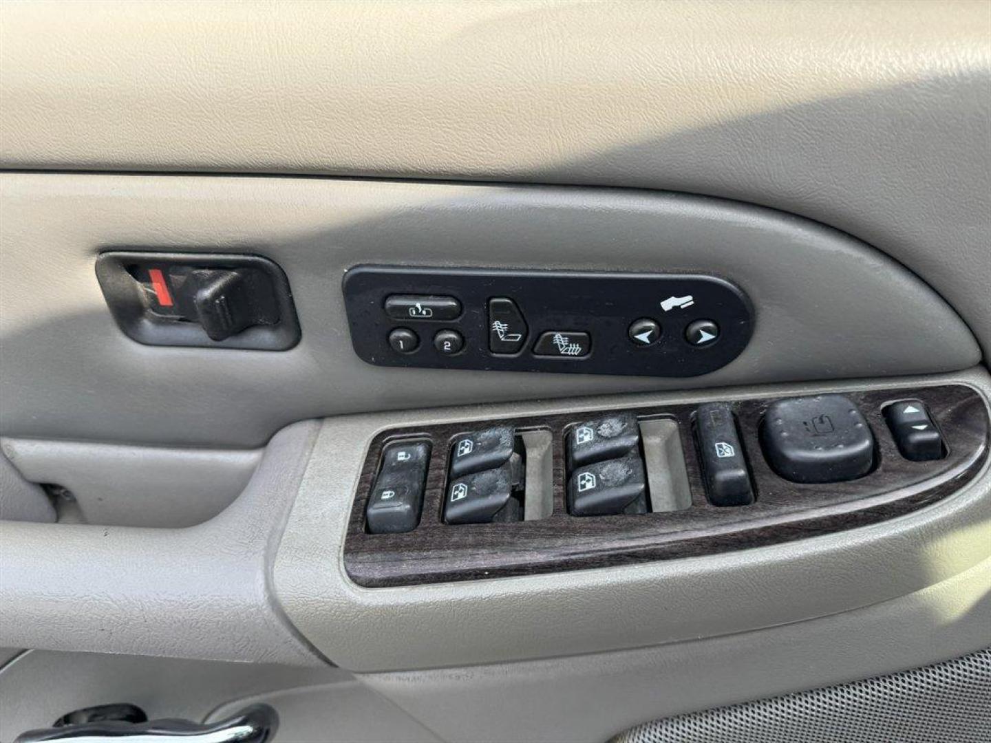 2005 Gold /Grey GMC Yukon XL (1GKFK66U05J) with an 6.0l V8 SFI OHV 6.0l engine, Automatic transmission, located at 745 East Steele Rd., West Columbia, SC, 29170, (803) 755-9148, 33.927212, -81.148483 - Photo#17