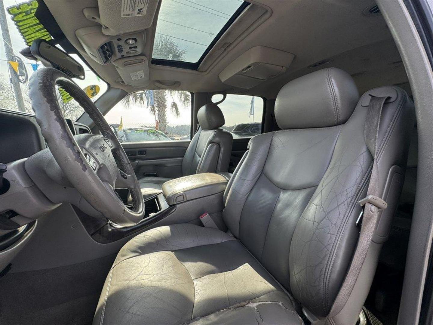 2005 Gold /Grey GMC Yukon XL (1GKFK66U05J) with an 6.0l V8 SFI OHV 6.0l engine, Automatic transmission, located at 745 East Steele Rd., West Columbia, SC, 29170, (803) 755-9148, 33.927212, -81.148483 - Photo#18