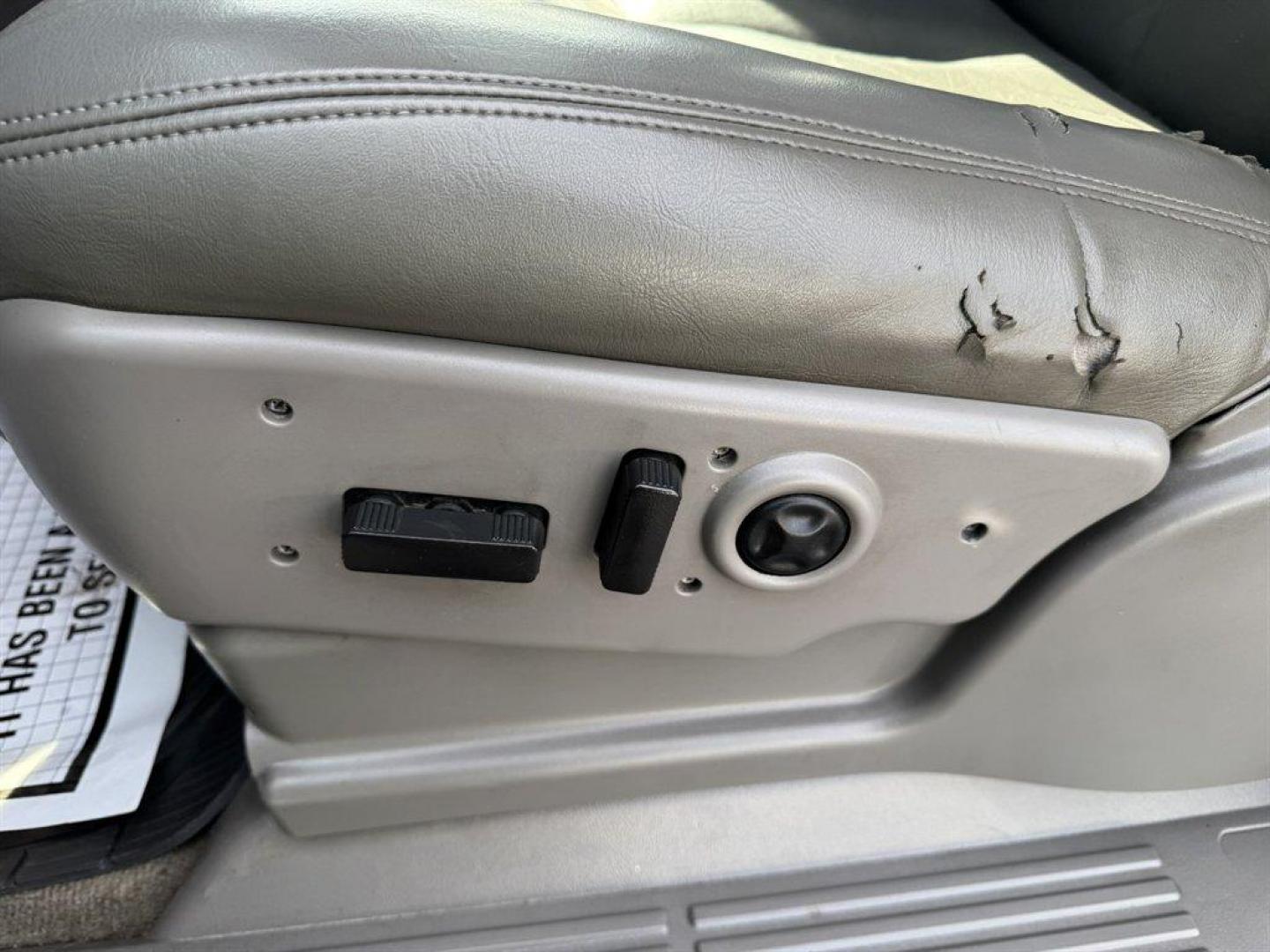 2005 Gold /Grey GMC Yukon XL (1GKFK66U05J) with an 6.0l V8 SFI OHV 6.0l engine, Automatic transmission, located at 745 East Steele Rd., West Columbia, SC, 29170, (803) 755-9148, 33.927212, -81.148483 - Photo#19