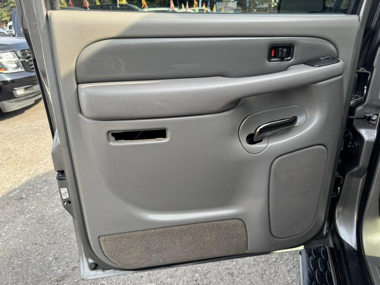 2005 Gold /Grey GMC Yukon XL (1GKFK66U05J) with an 6.0l V8 SFI OHV 6.0l engine, Automatic transmission, located at 745 East Steele Rd., West Columbia, SC, 29170, (803) 755-9148, 33.927212, -81.148483 - Photo#20