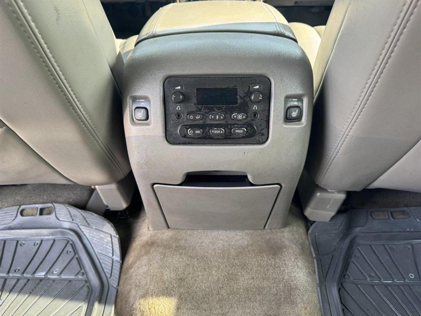 2005 Gold /Grey GMC Yukon XL (1GKFK66U05J) with an 6.0l V8 SFI OHV 6.0l engine, Automatic transmission, located at 745 East Steele Rd., West Columbia, SC, 29170, (803) 755-9148, 33.927212, -81.148483 - Photo#22