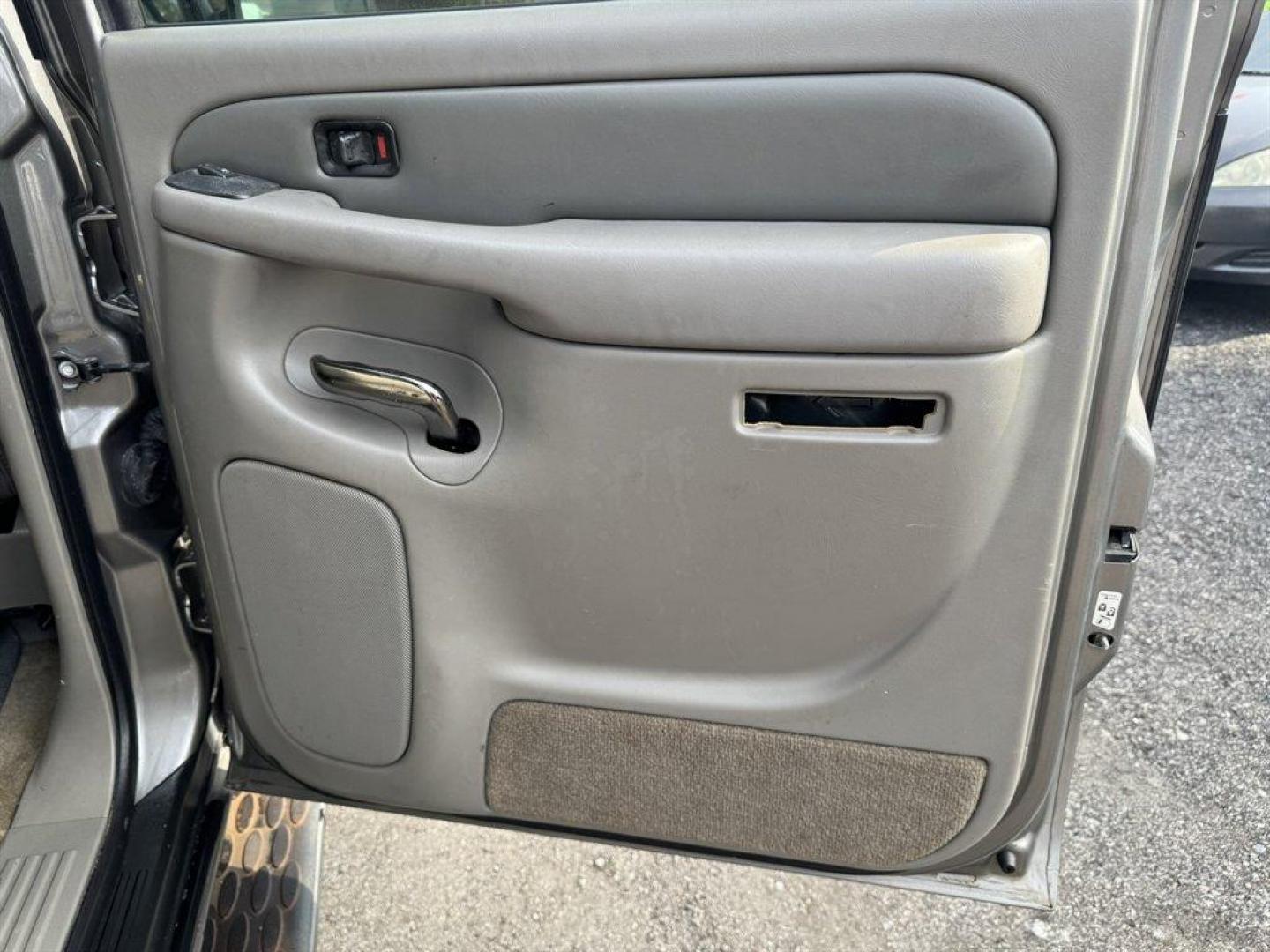 2005 Gold /Grey GMC Yukon XL (1GKFK66U05J) with an 6.0l V8 SFI OHV 6.0l engine, Automatic transmission, located at 745 East Steele Rd., West Columbia, SC, 29170, (803) 755-9148, 33.927212, -81.148483 - Photo#24