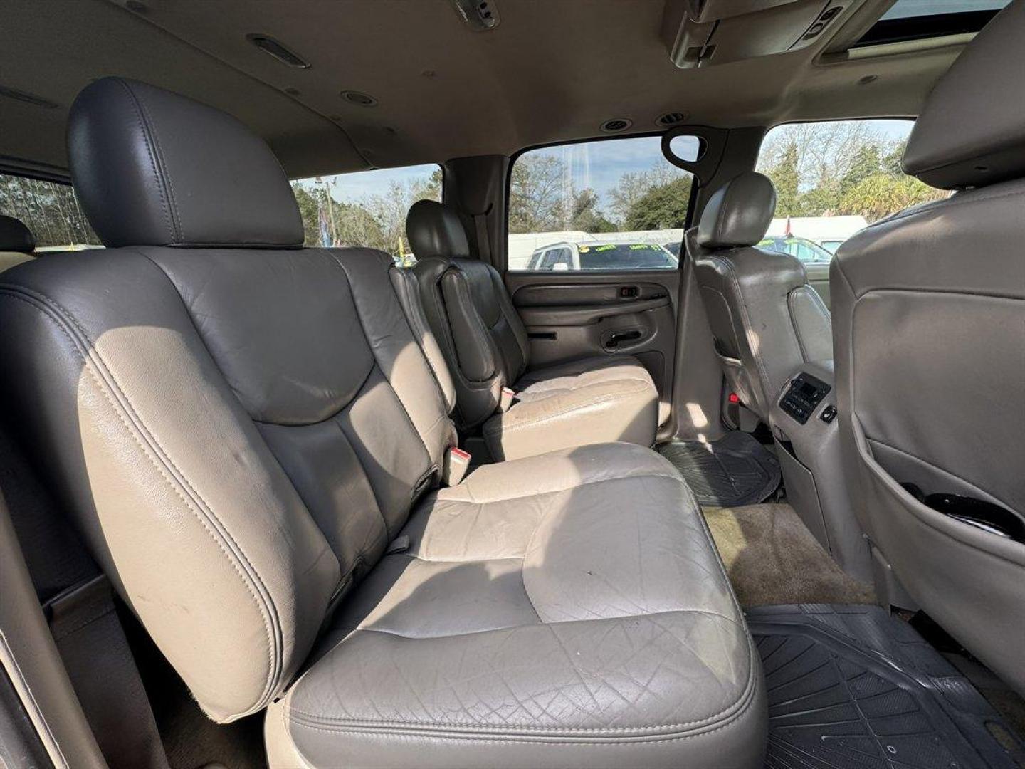 2005 Gold /Grey GMC Yukon XL (1GKFK66U05J) with an 6.0l V8 SFI OHV 6.0l engine, Automatic transmission, located at 745 East Steele Rd., West Columbia, SC, 29170, (803) 755-9148, 33.927212, -81.148483 - Photo#25