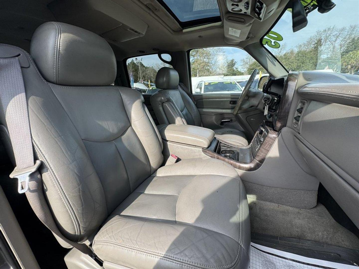 2005 Gold /Grey GMC Yukon XL (1GKFK66U05J) with an 6.0l V8 SFI OHV 6.0l engine, Automatic transmission, located at 745 East Steele Rd., West Columbia, SC, 29170, (803) 755-9148, 33.927212, -81.148483 - Photo#27