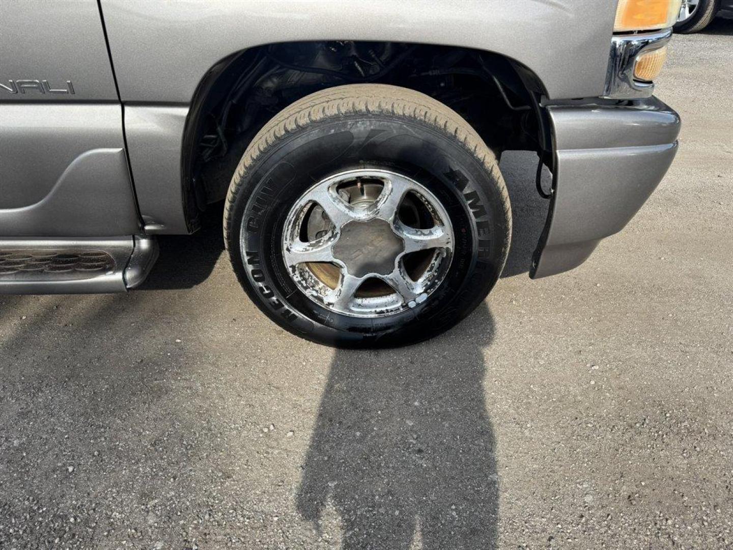 2005 Gold /Grey GMC Yukon XL (1GKFK66U05J) with an 6.0l V8 SFI OHV 6.0l engine, Automatic transmission, located at 745 East Steele Rd., West Columbia, SC, 29170, (803) 755-9148, 33.927212, -81.148483 - Photo#30