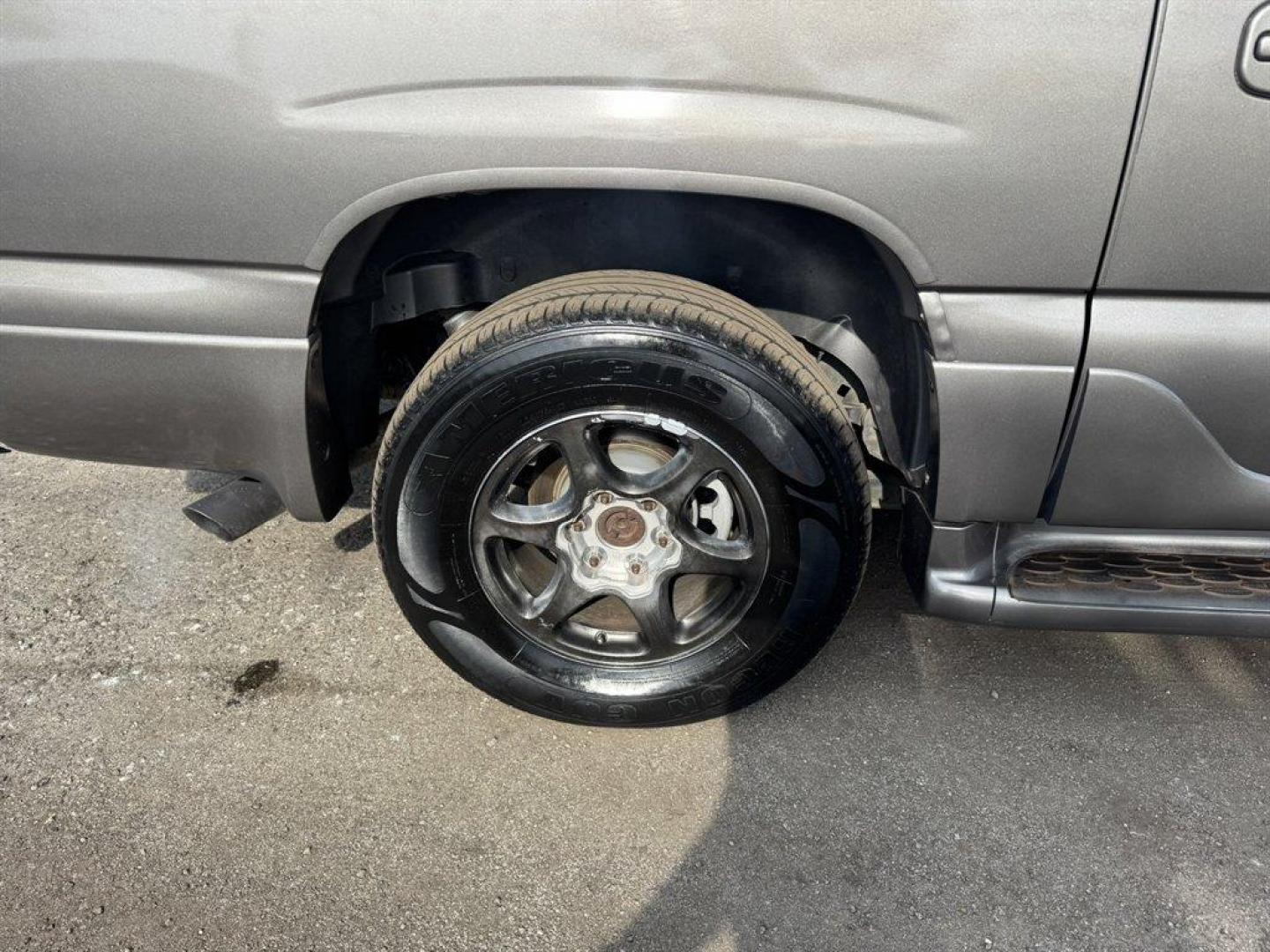 2005 Gold /Grey GMC Yukon XL (1GKFK66U05J) with an 6.0l V8 SFI OHV 6.0l engine, Automatic transmission, located at 745 East Steele Rd., West Columbia, SC, 29170, (803) 755-9148, 33.927212, -81.148483 - Photo#31