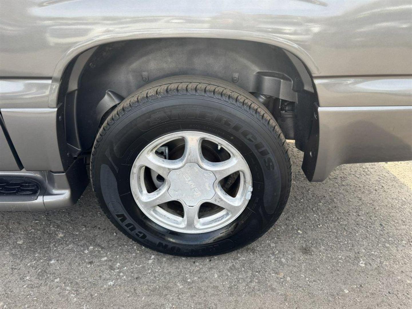 2005 Gold /Grey GMC Yukon XL (1GKFK66U05J) with an 6.0l V8 SFI OHV 6.0l engine, Automatic transmission, located at 745 East Steele Rd., West Columbia, SC, 29170, (803) 755-9148, 33.927212, -81.148483 - Photo#32