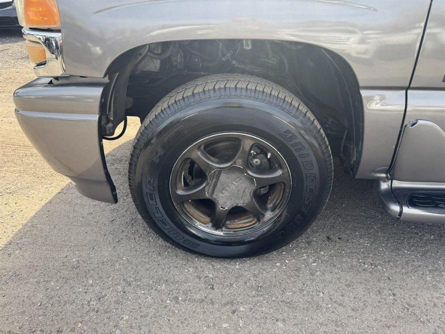 2005 Gold /Grey GMC Yukon XL (1GKFK66U05J) with an 6.0l V8 SFI OHV 6.0l engine, Automatic transmission, located at 745 East Steele Rd., West Columbia, SC, 29170, (803) 755-9148, 33.927212, -81.148483 - Photo#33