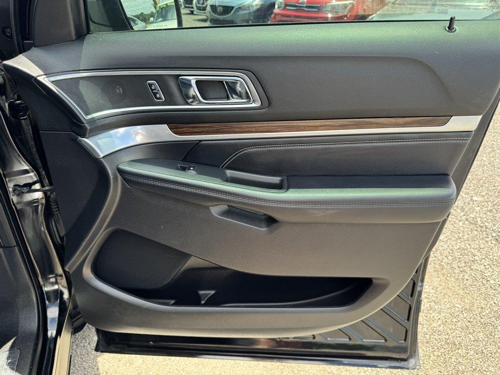 2017 Black /Black Ford Explorer (1FM5K7F8XHG) with an 3.5l V6 Smpi TI-VCT 3.5l engine, Automatic transmission, located at 745 East Steele Rd., West Columbia, SC, 29170, (803) 755-9148, 33.927212, -81.148483 - Photo#29