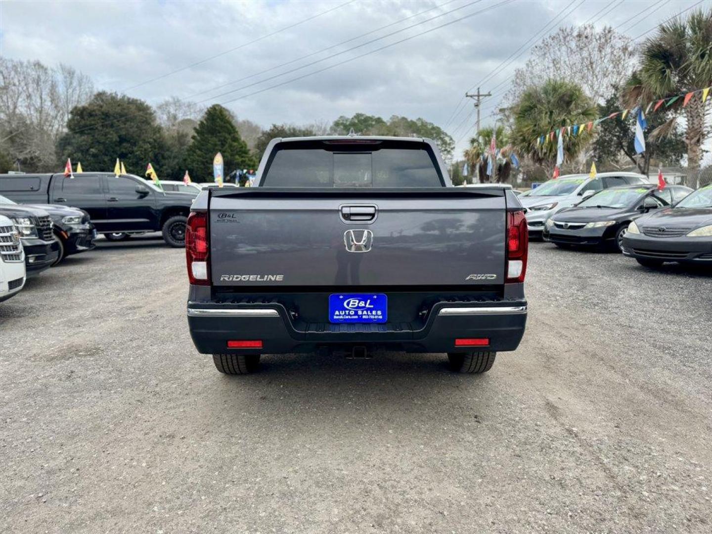 2019 Grey /Grey Honda Ridgeline (5FPYK3F62KB) with an 3.5l V6 DI Sohc I-Vtec 3. engine, Automatic transmission, located at 745 East Steele Rd., West Columbia, SC, 29170, (803) 755-9148, 33.927212, -81.148483 - Photo#4