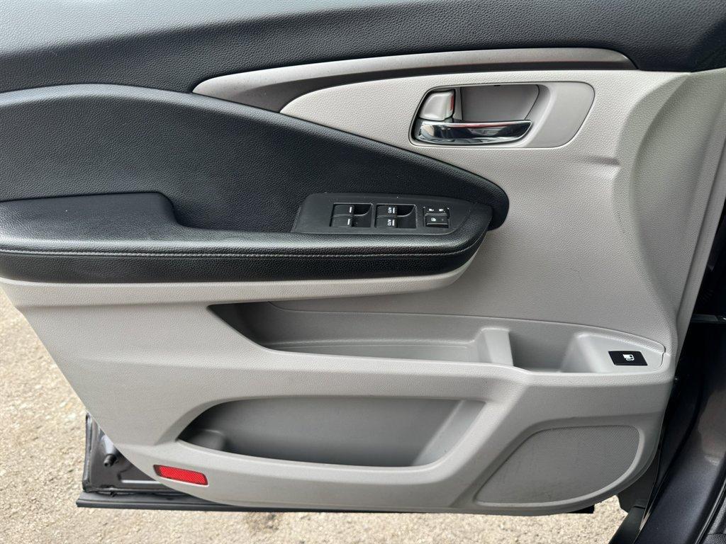 2019 Grey /Grey Honda Ridgeline (5FPYK3F62KB) with an 3.5l V6 DI Sohc I-Vtec 3. engine, Automatic transmission, located at 745 East Steele Rd., West Columbia, SC, 29170, (803) 755-9148, 33.927212, -81.148483 - Photo#20