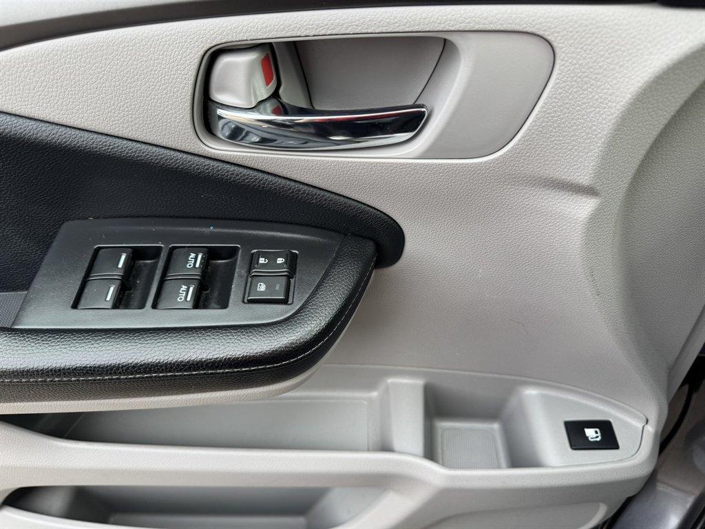 2019 Grey /Grey Honda Ridgeline (5FPYK3F62KB) with an 3.5l V6 DI Sohc I-Vtec 3. engine, Automatic transmission, located at 745 East Steele Rd., West Columbia, SC, 29170, (803) 755-9148, 33.927212, -81.148483 - Photo#21