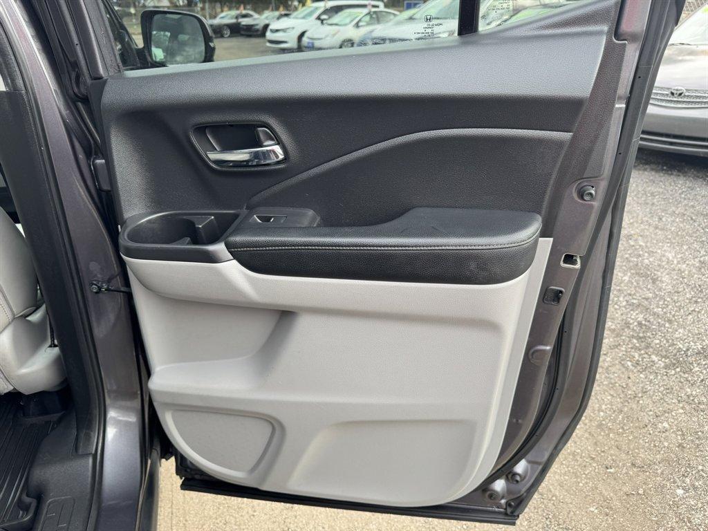 2019 Grey /Grey Honda Ridgeline (5FPYK3F62KB) with an 3.5l V6 DI Sohc I-Vtec 3. engine, Automatic transmission, located at 745 East Steele Rd., West Columbia, SC, 29170, (803) 755-9148, 33.927212, -81.148483 - Photo#26