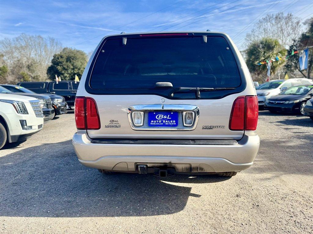 2001 Silver /Taupe Lincoln Navigator (5LMEU27R11L) with an 5.4l V8 EFI Dohc 5.4l engine, Automatic transmission, located at 745 East Steele Rd., West Columbia, SC, 29170, (803) 755-9148, 33.927212, -81.148483 - Photo#4