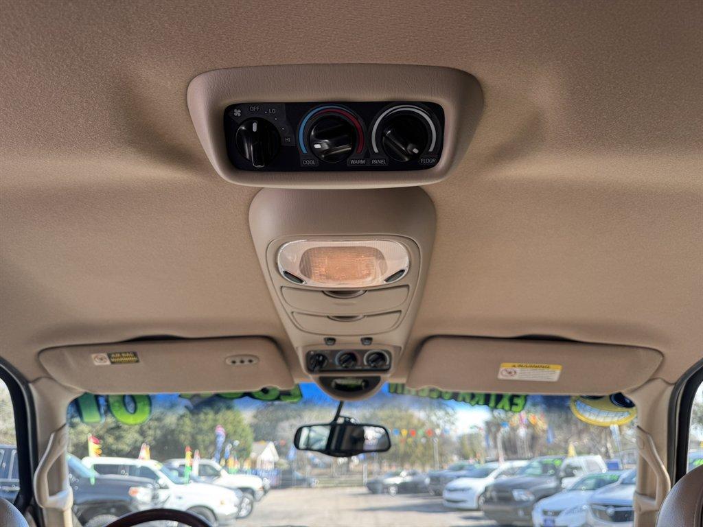 2001 Silver /Taupe Lincoln Navigator (5LMEU27R11L) with an 5.4l V8 EFI Dohc 5.4l engine, Automatic transmission, located at 745 East Steele Rd., West Columbia, SC, 29170, (803) 755-9148, 33.927212, -81.148483 - Photo#14