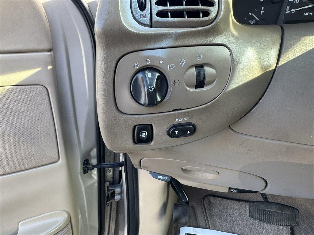 2001 Silver /Taupe Lincoln Navigator (5LMEU27R11L) with an 5.4l V8 EFI Dohc 5.4l engine, Automatic transmission, located at 745 East Steele Rd., West Columbia, SC, 29170, (803) 755-9148, 33.927212, -81.148483 - Photo#15