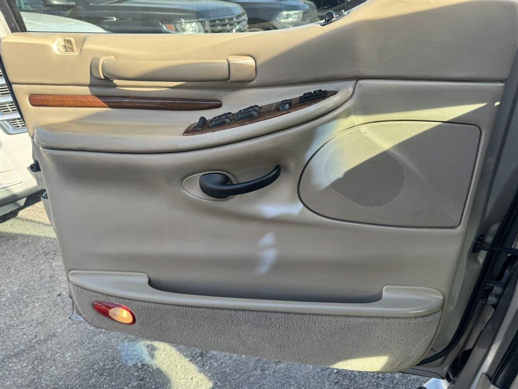 2001 Silver /Taupe Lincoln Navigator (5LMEU27R11L) with an 5.4l V8 EFI Dohc 5.4l engine, Automatic transmission, located at 745 East Steele Rd., West Columbia, SC, 29170, (803) 755-9148, 33.927212, -81.148483 - Photo#16