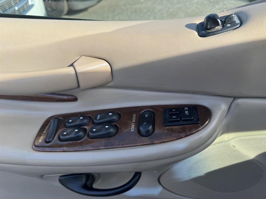 2001 Silver /Taupe Lincoln Navigator (5LMEU27R11L) with an 5.4l V8 EFI Dohc 5.4l engine, Automatic transmission, located at 745 East Steele Rd., West Columbia, SC, 29170, (803) 755-9148, 33.927212, -81.148483 - Photo#17