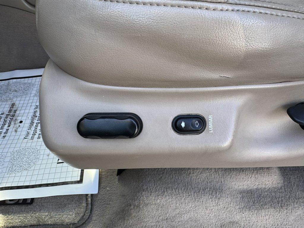 2001 Silver /Taupe Lincoln Navigator (5LMEU27R11L) with an 5.4l V8 EFI Dohc 5.4l engine, Automatic transmission, located at 745 East Steele Rd., West Columbia, SC, 29170, (803) 755-9148, 33.927212, -81.148483 - Photo#19