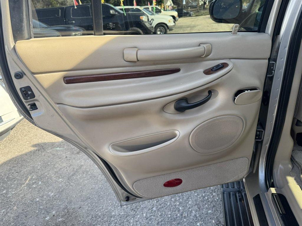 2001 Silver /Taupe Lincoln Navigator (5LMEU27R11L) with an 5.4l V8 EFI Dohc 5.4l engine, Automatic transmission, located at 745 East Steele Rd., West Columbia, SC, 29170, (803) 755-9148, 33.927212, -81.148483 - Photo#20