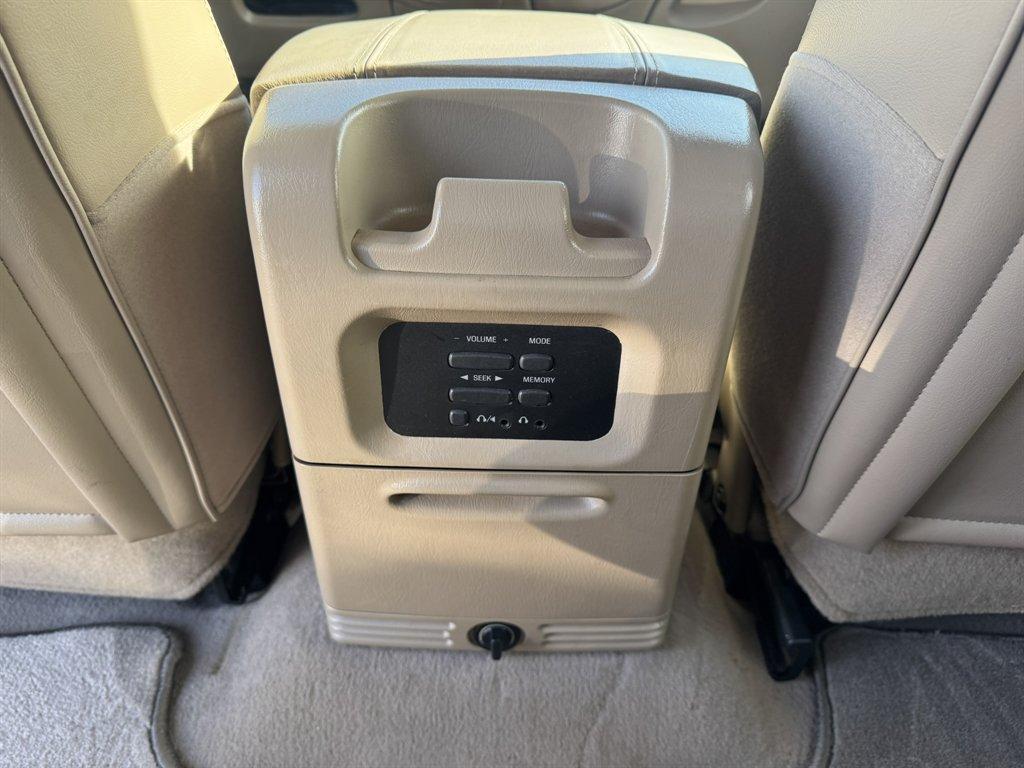 2001 Silver /Taupe Lincoln Navigator (5LMEU27R11L) with an 5.4l V8 EFI Dohc 5.4l engine, Automatic transmission, located at 745 East Steele Rd., West Columbia, SC, 29170, (803) 755-9148, 33.927212, -81.148483 - Photo#22