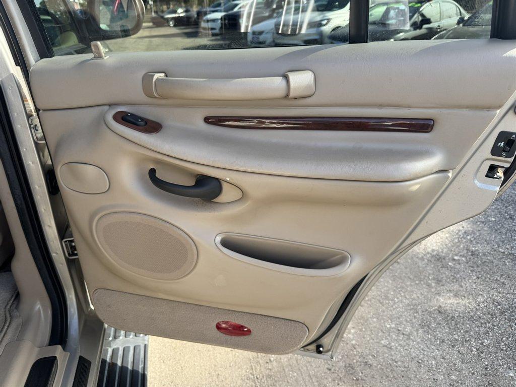 2001 Silver /Taupe Lincoln Navigator (5LMEU27R11L) with an 5.4l V8 EFI Dohc 5.4l engine, Automatic transmission, located at 745 East Steele Rd., West Columbia, SC, 29170, (803) 755-9148, 33.927212, -81.148483 - Photo#24