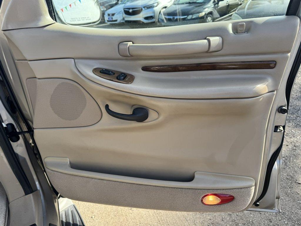 2001 Silver /Taupe Lincoln Navigator (5LMEU27R11L) with an 5.4l V8 EFI Dohc 5.4l engine, Automatic transmission, located at 745 East Steele Rd., West Columbia, SC, 29170, (803) 755-9148, 33.927212, -81.148483 - Photo#26