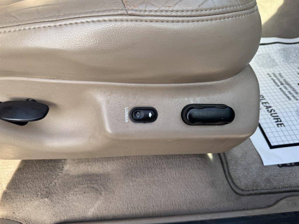 2001 Silver /Taupe Lincoln Navigator (5LMEU27R11L) with an 5.4l V8 EFI Dohc 5.4l engine, Automatic transmission, located at 745 East Steele Rd., West Columbia, SC, 29170, (803) 755-9148, 33.927212, -81.148483 - Photo#28