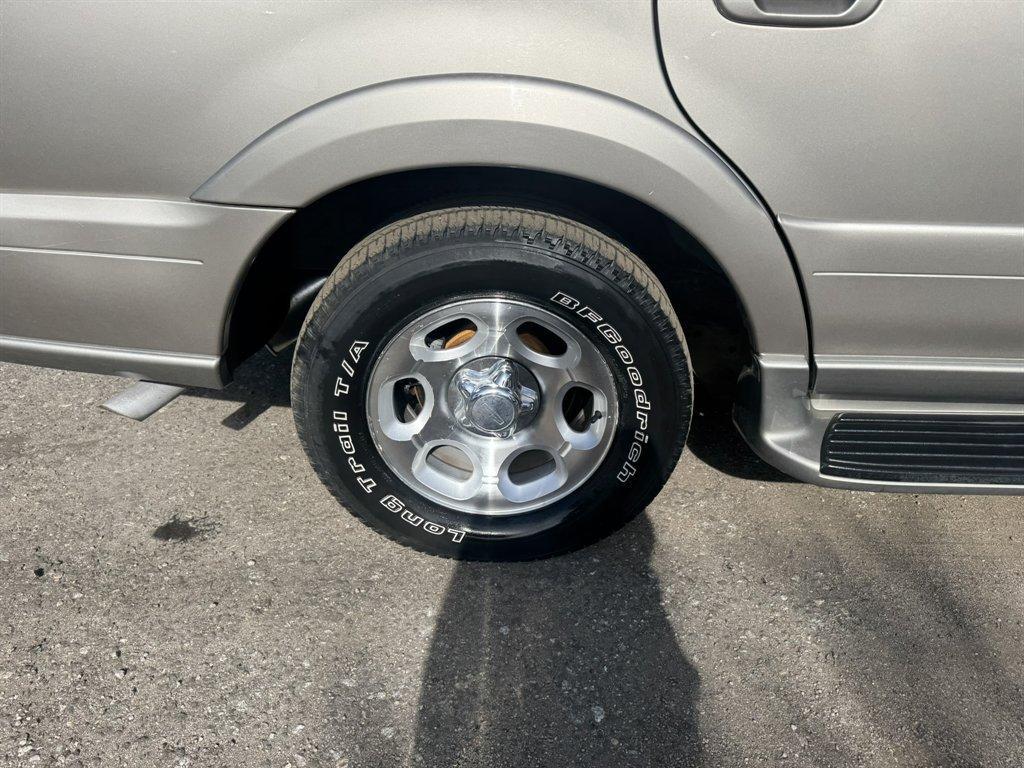 2001 Silver /Taupe Lincoln Navigator (5LMEU27R11L) with an 5.4l V8 EFI Dohc 5.4l engine, Automatic transmission, located at 745 East Steele Rd., West Columbia, SC, 29170, (803) 755-9148, 33.927212, -81.148483 - Photo#32