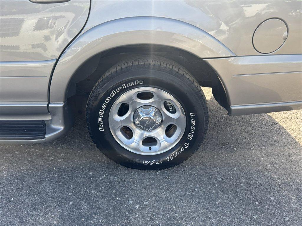 2001 Silver /Taupe Lincoln Navigator (5LMEU27R11L) with an 5.4l V8 EFI Dohc 5.4l engine, Automatic transmission, located at 745 East Steele Rd., West Columbia, SC, 29170, (803) 755-9148, 33.927212, -81.148483 - Photo#33