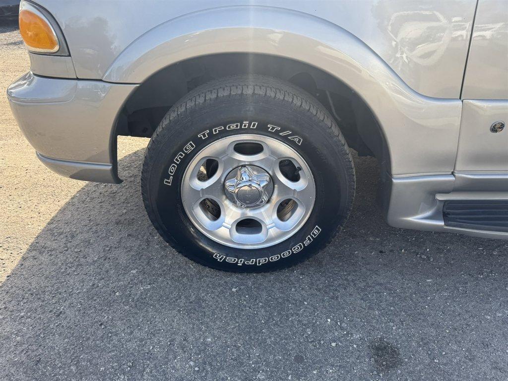2001 Silver /Taupe Lincoln Navigator (5LMEU27R11L) with an 5.4l V8 EFI Dohc 5.4l engine, Automatic transmission, located at 745 East Steele Rd., West Columbia, SC, 29170, (803) 755-9148, 33.927212, -81.148483 - Photo#34
