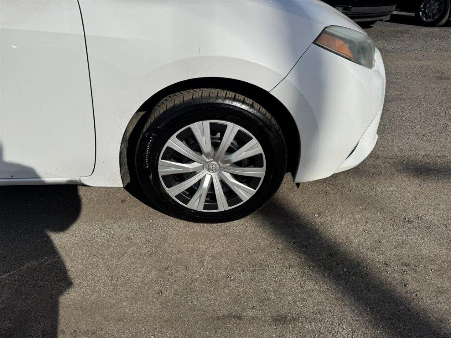 2015 White /Grey Toyota Corolla (2T1BURHE6FC) with an 1.8l I-4 EFI Dohc 1.8l engine, Automatic transmission, located at 745 East Steele Rd., West Columbia, SC, 29170, (803) 755-9148, 33.927212, -81.148483 - Photo#26