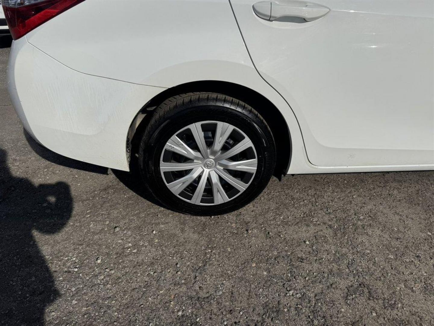 2015 White /Grey Toyota Corolla (2T1BURHE6FC) with an 1.8l I-4 EFI Dohc 1.8l engine, Automatic transmission, located at 745 East Steele Rd., West Columbia, SC, 29170, (803) 755-9148, 33.927212, -81.148483 - Photo#27