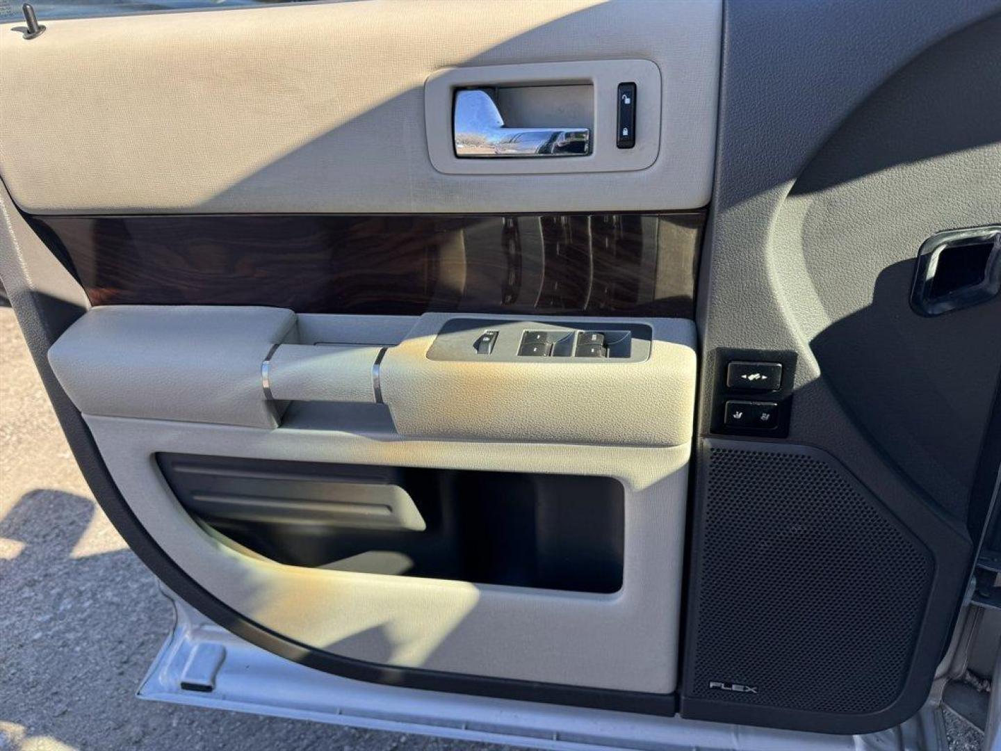 2011 Silver /Grey Ford Flex (2FMGK5CC3BB) with an 3.5l V6 SFI Dohc 24v 3.5l engine, Automatic transmission, located at 745 East Steele Rd., West Columbia, SC, 29170, (803) 755-9148, 33.927212, -81.148483 - Photo#16