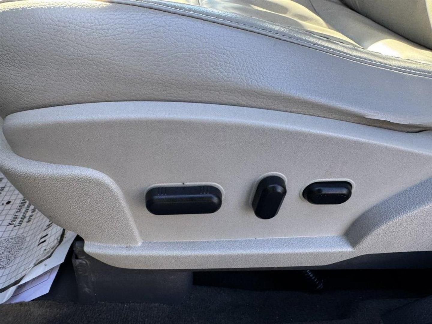 2011 Silver /Grey Ford Flex (2FMGK5CC3BB) with an 3.5l V6 SFI Dohc 24v 3.5l engine, Automatic transmission, located at 745 East Steele Rd., West Columbia, SC, 29170, (803) 755-9148, 33.927212, -81.148483 - Photo#19