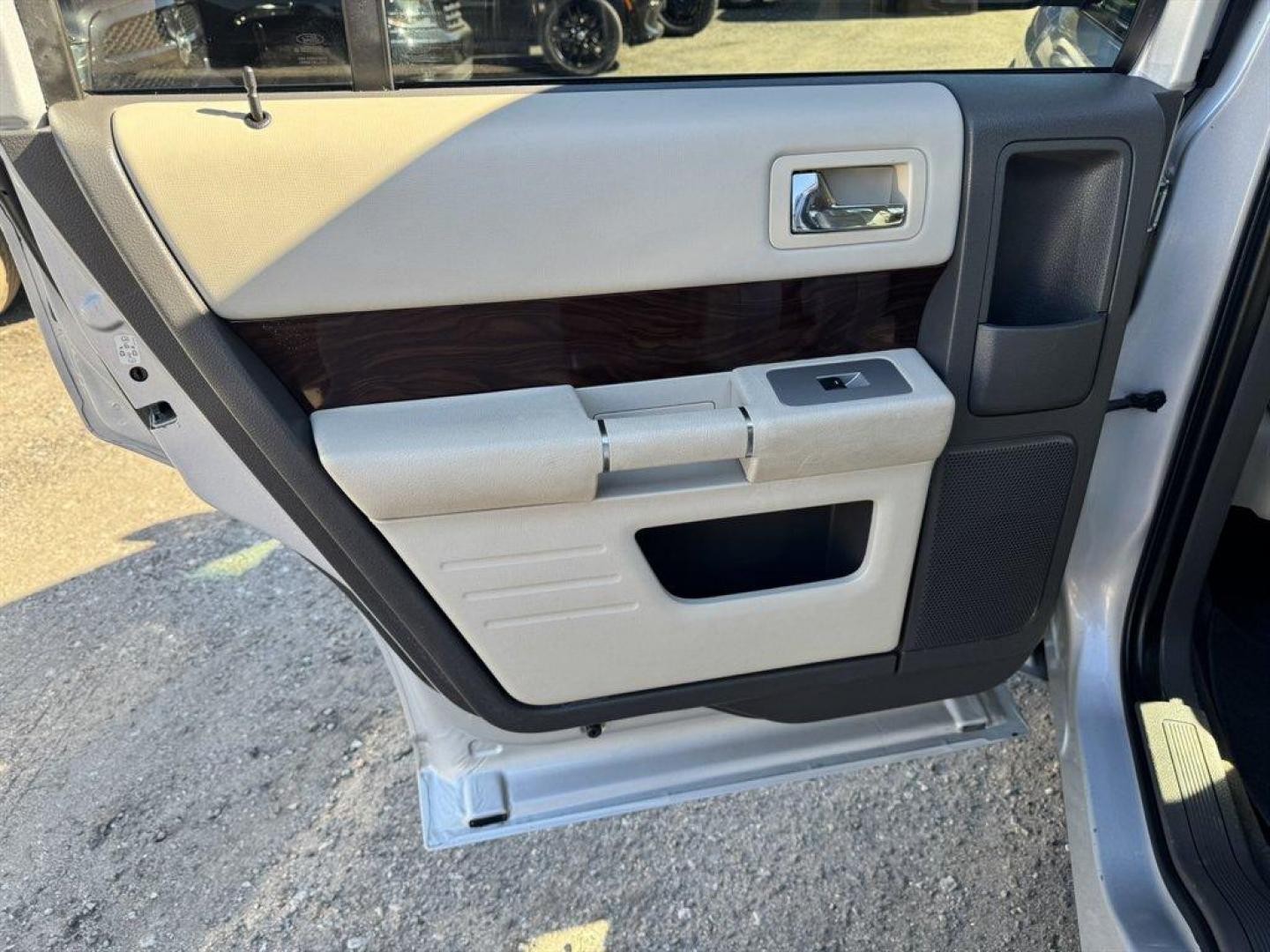 2011 Silver /Grey Ford Flex (2FMGK5CC3BB) with an 3.5l V6 SFI Dohc 24v 3.5l engine, Automatic transmission, located at 745 East Steele Rd., West Columbia, SC, 29170, (803) 755-9148, 33.927212, -81.148483 - Photo#20