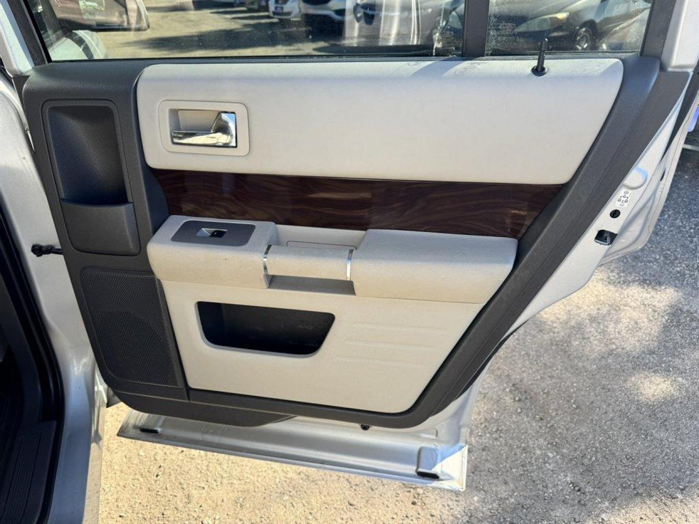 2011 Silver /Grey Ford Flex (2FMGK5CC3BB) with an 3.5l V6 SFI Dohc 24v 3.5l engine, Automatic transmission, located at 745 East Steele Rd., West Columbia, SC, 29170, (803) 755-9148, 33.927212, -81.148483 - Photo#23