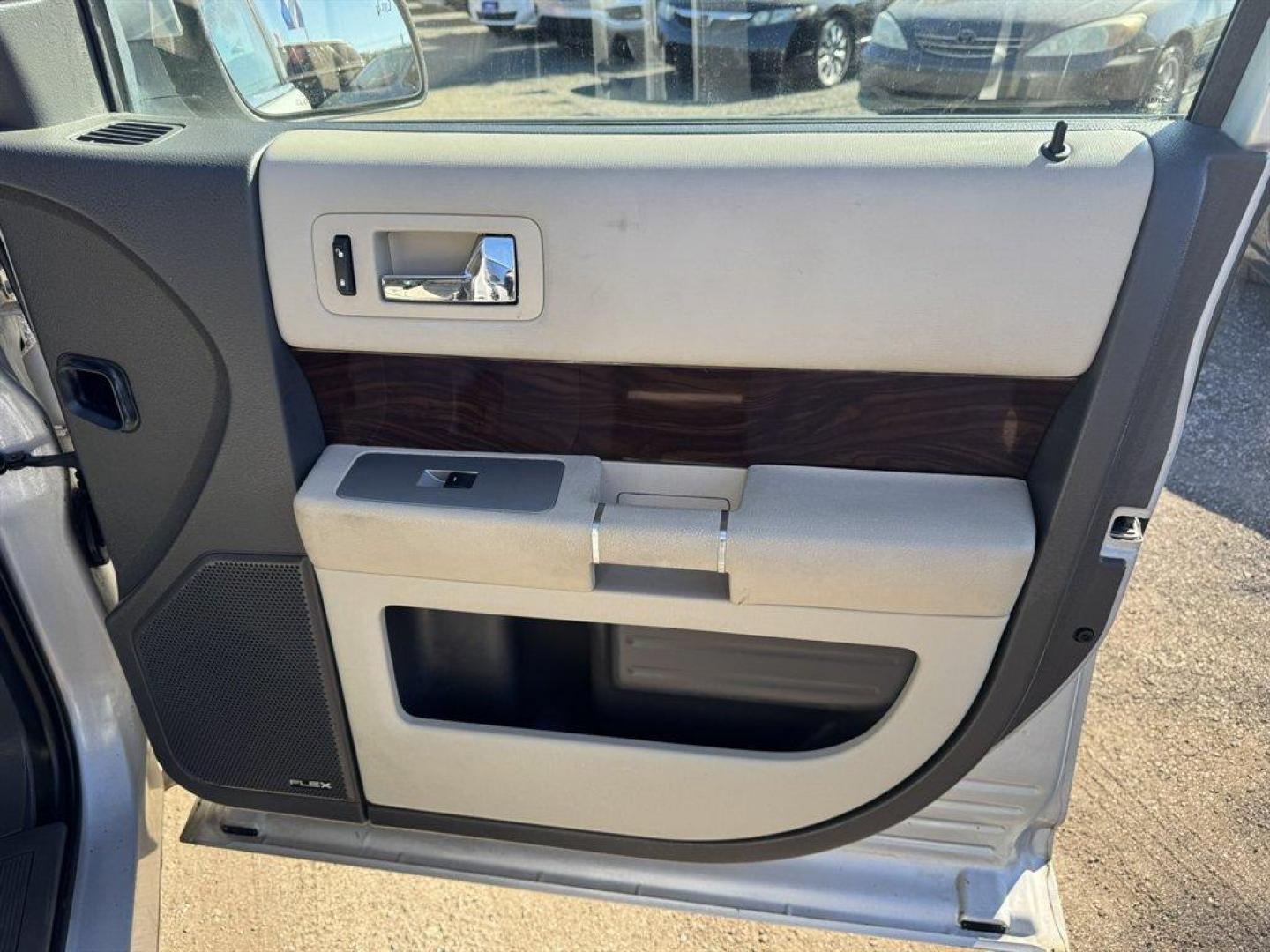 2011 Silver /Grey Ford Flex (2FMGK5CC3BB) with an 3.5l V6 SFI Dohc 24v 3.5l engine, Automatic transmission, located at 745 East Steele Rd., West Columbia, SC, 29170, (803) 755-9148, 33.927212, -81.148483 - Photo#25